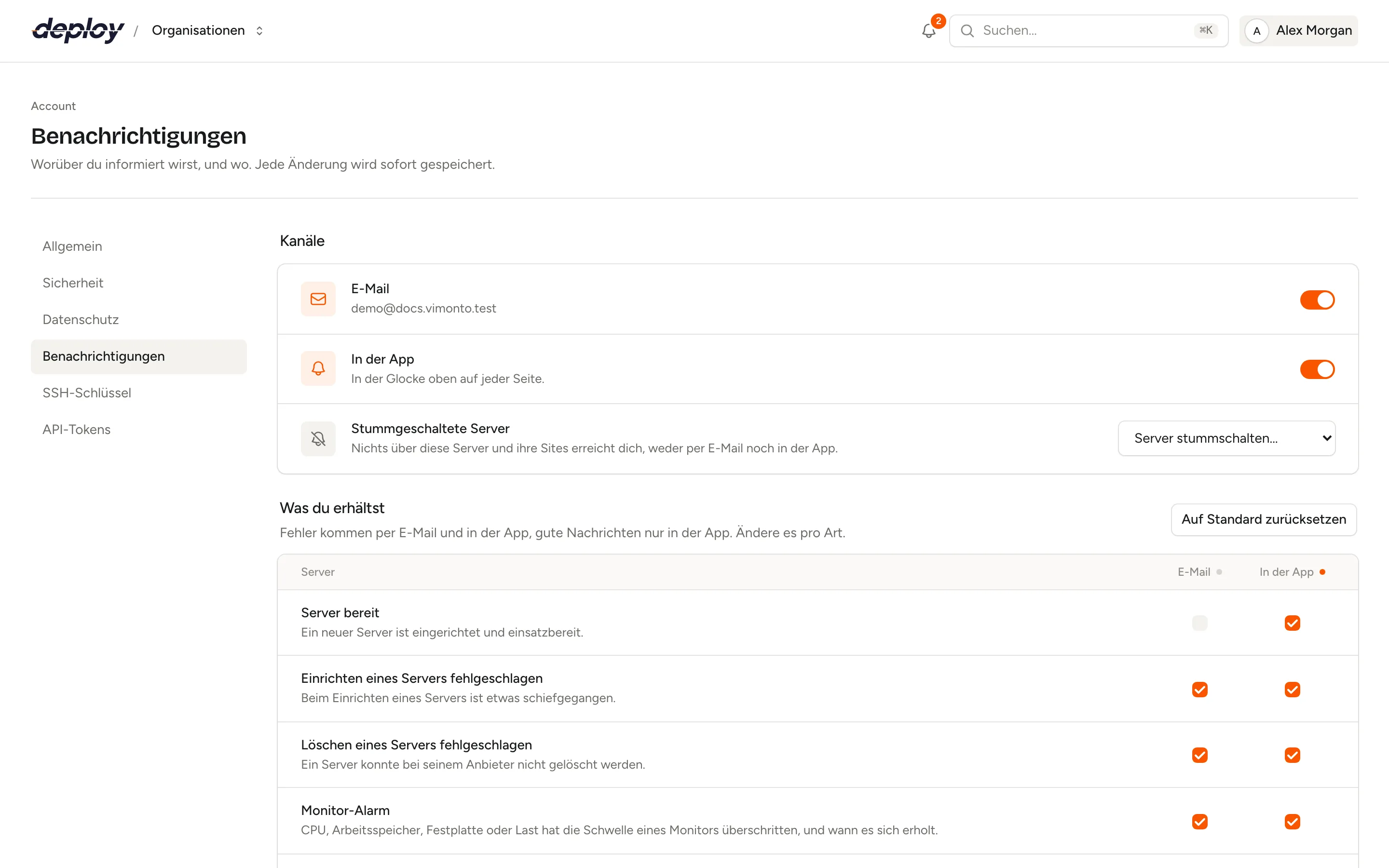 Die Benachrichtigungseinstellungen mit den Kanälen E-Mail und In der App, stummgeschalteten Servern und einem Schalter pro Art von Benachrichtigung