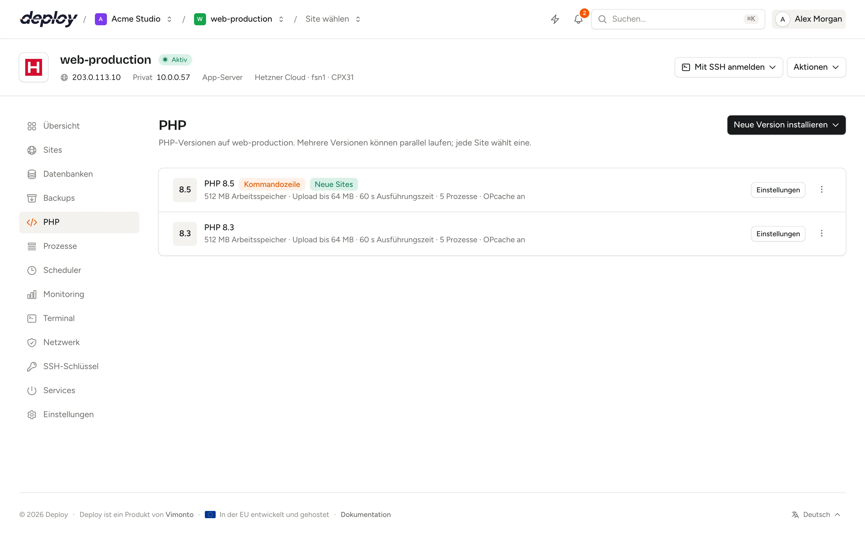 Die PHP-Seite eines Servers mit installiertem PHP 8.5 und 8.4, ihren Standard-Badges und Einstellungen