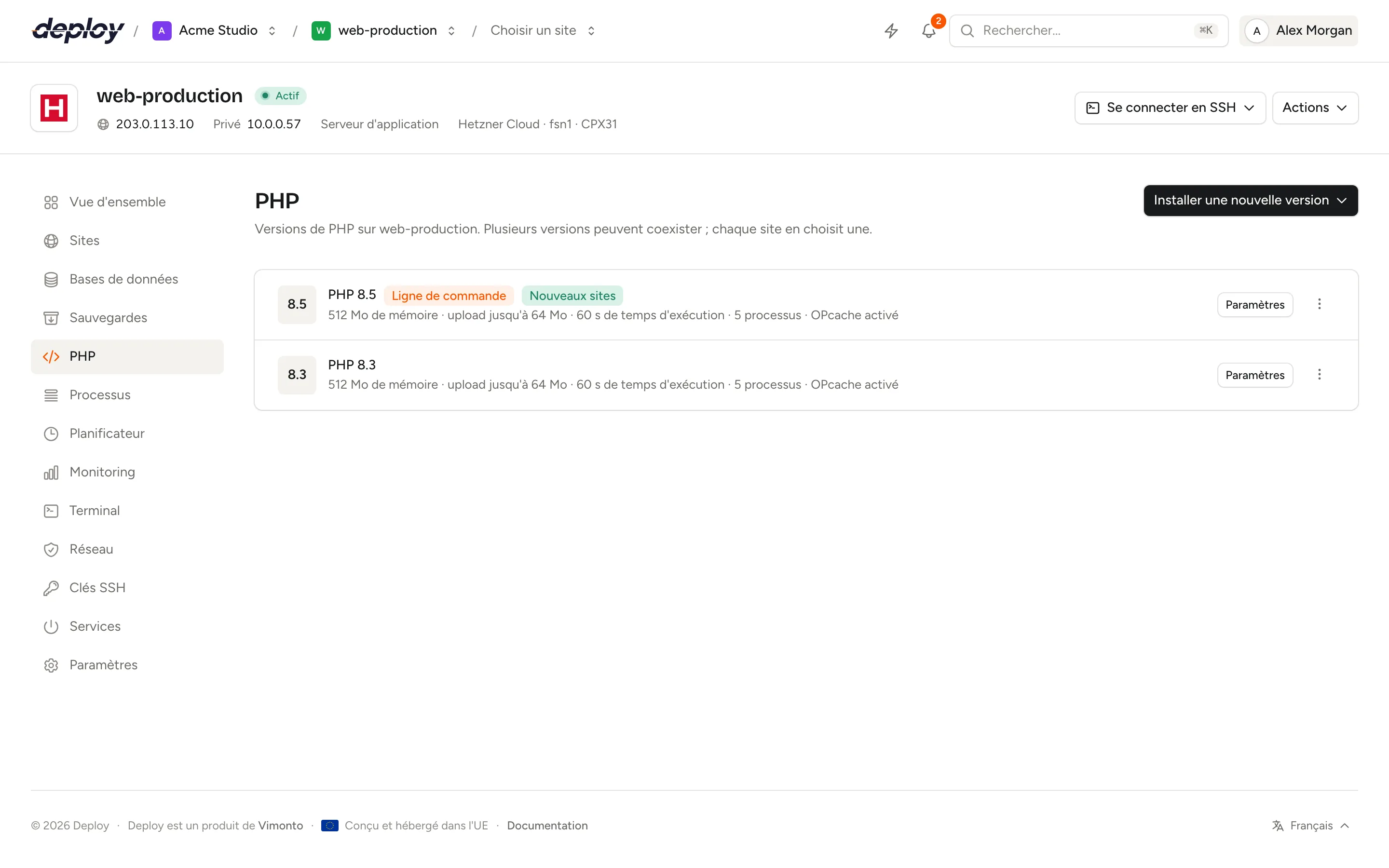 La page PHP d'un serveur avec PHP 8.5 et 8.4 installés, leurs badges par défaut et leurs paramètres