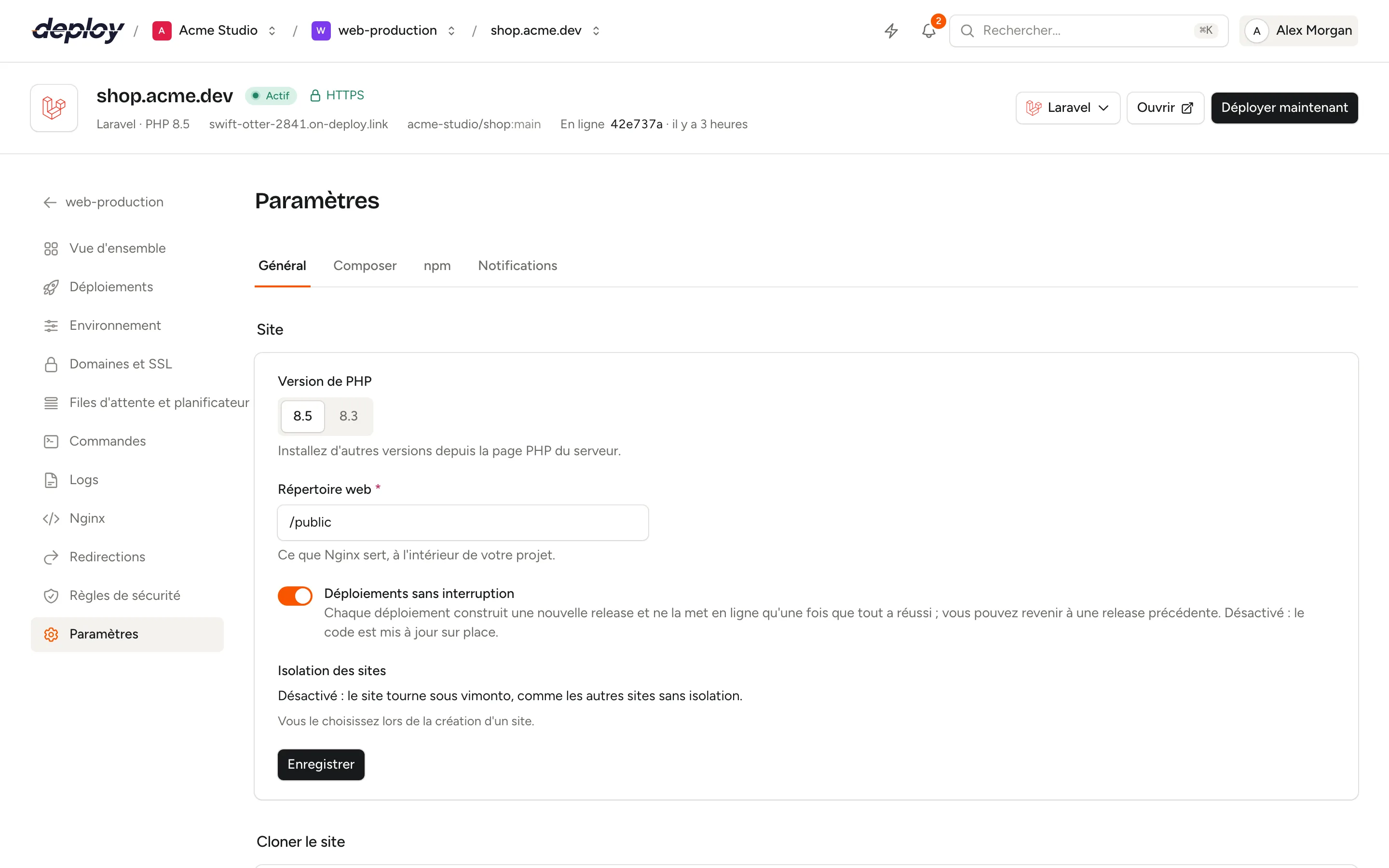 La page Paramètres d'un site Laravel avec la version de PHP, le répertoire web, l'interrupteur des déploiements sans interruption et l'isolation des sites