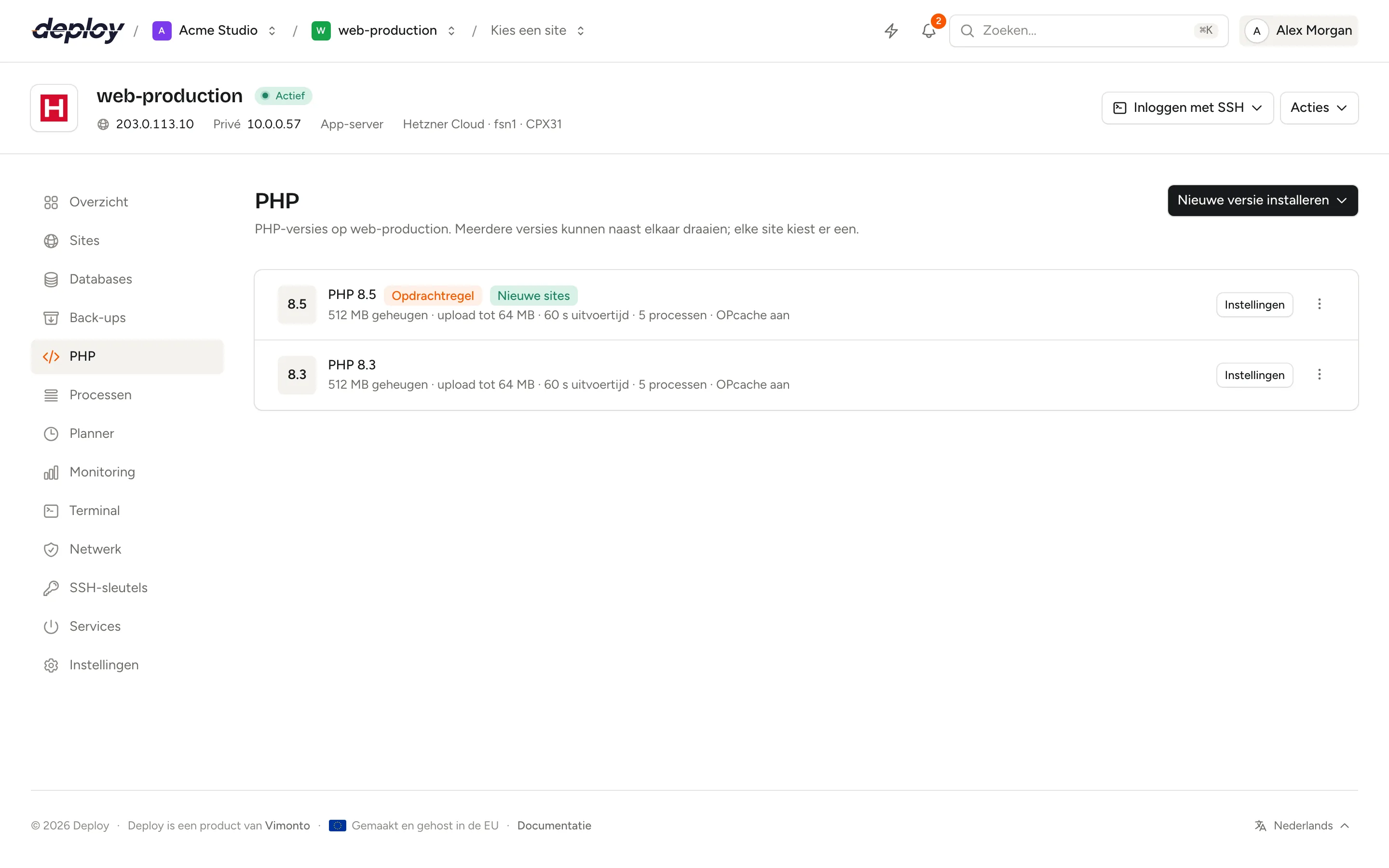 De pagina PHP van een server met PHP 8.5 en 8.4 geïnstalleerd, hun standaardlabels en instellingen