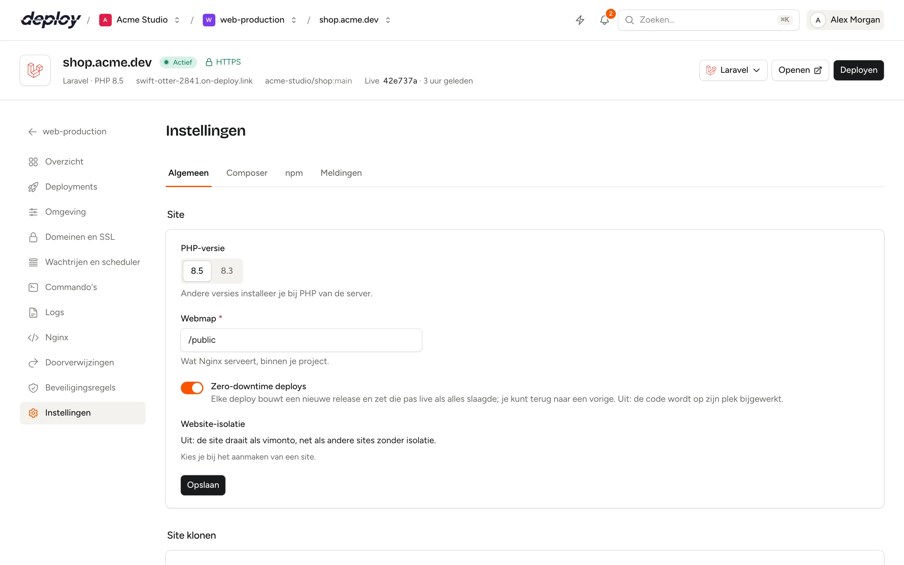 De pagina Instellingen van een Laravel-site met de PHP-versie, de webmap, de schakelaar voor zero-downtime deploys en website-isolatie